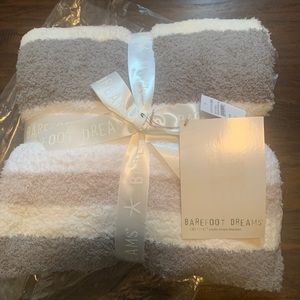 NWT Barefoot Dreams throw